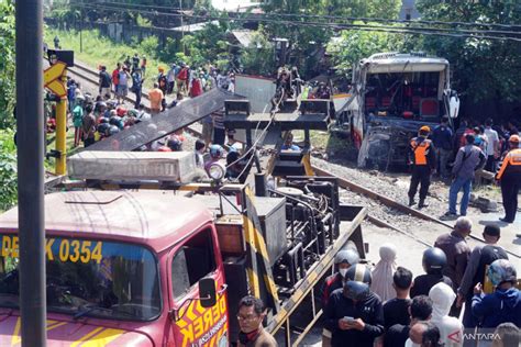 Bus Pariwisata Tertabrak Kereta Api Di Tulungagung Antara News