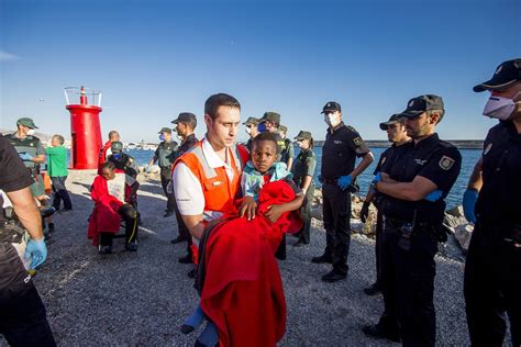 Cruz Roja Atiende Un M S De Inmigrantes En Pateras Hora Punta