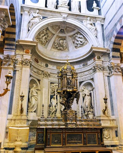 Interior De La Catedral Duomo En La Plaza De Los Milagros Miracoli En