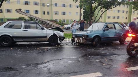 Motorista Sinais De Embriaguez Atravessa Canteiro Central De