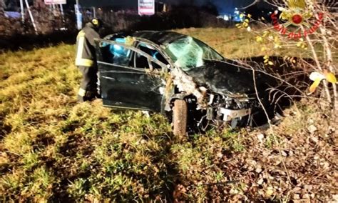 Lentate Sul Seveso Esce Di Strada E Finisce Con L Auto In Un Campo