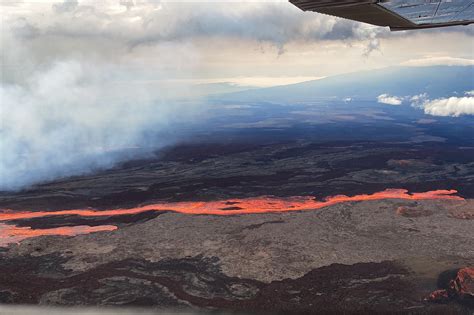 Mauna Loa Live Updates Images Show Lava Flow On Big Island