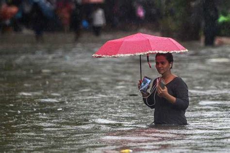 भारी बारिश से कई राज्यों में पटरी से उतरा जनजीवन गुजरात महाराष्ट्र में अब तक 153 की मौत ताजा