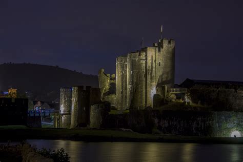 Caerphilly Castle At Night A Night Time Shot Of Caerphilly Flickr