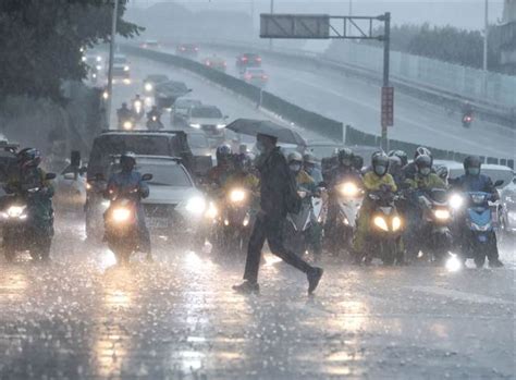 不斷更新》雨彈續轟入夜下不停 宜蘭高雄等17縣市豪大雨 生活 中時新聞網