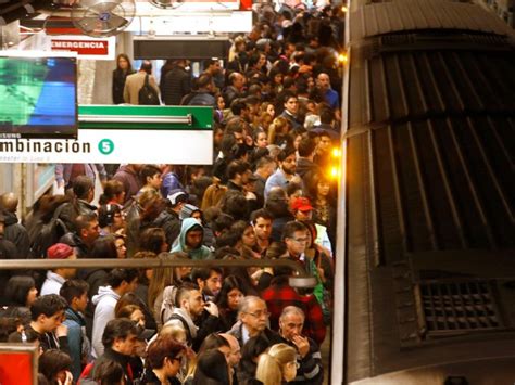 Metro de Santiago suspende temporalmente servicio en Línea 1 por