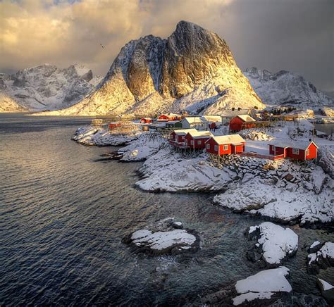 Invierno nieve montañas rocas Noruega el pueblo el fiordo Las