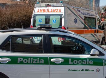 Camion travolge e uccide mamma 34enne a Milano autista è fuggito