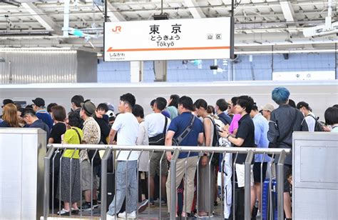 帰省ラッシュ 新幹線・高速道路は混雑 台風接近で前倒しも [写真特集1 11] 毎日新聞