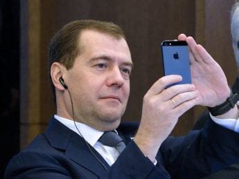 Apple looking to move more iPhones in Russia - IntoMobile