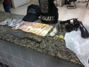 G1 Adolescente de 16 anos é detida suspeita de tráfico de drogas em