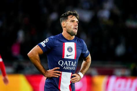 PSG Depuis Sa Blessure Le Soldat Bernat A Un Genou Au Sol Foot11