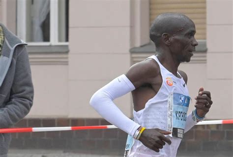 Kipchoge Rompe Su Propio R Cord Del Mundo De Marat N Y Se Acerca A N