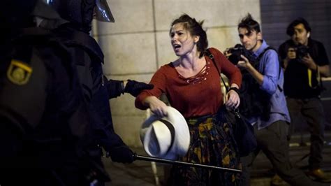 Hundreds Injured As Police Voters Clash In Catalonia Sbs Greek