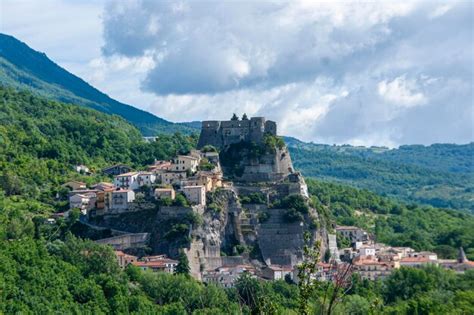 Cerro al volturno é uma pequena aldeia em molise um castelo alguns