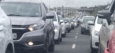 Motoristas Enfrentam Congestionamento Nos Dois Sentidos Da Br Metro