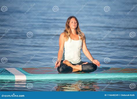 Sunrise SUP Yoga Practice in Waikiki Meditation Stock Image - Image of ...