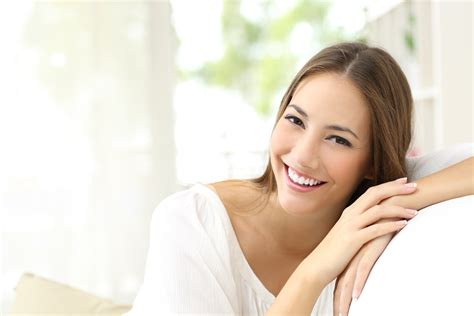 Beauty woman with white smile at home - PARS INVEST