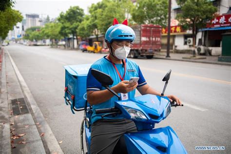 Pic Story Of Delivery Man In Zhangjiajie Cn