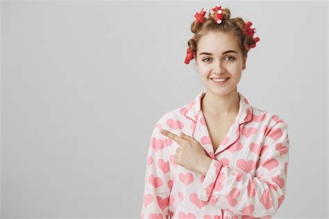 Chica Linda Sorprendida Y Curiosa En Ropa De Dormir Y Rizadores De Pelo