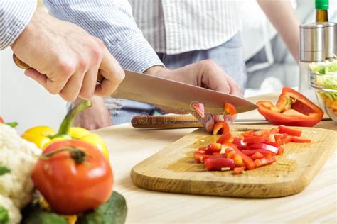 Hände Des Mannes Hackten Roten Grünen Pfeffer an Bord Paare Gemüse