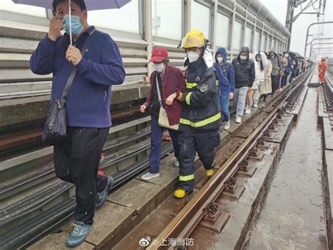 上海地铁11号线因短路出现火光？后方列车乘客还原现场情况新闻频道中国青年网