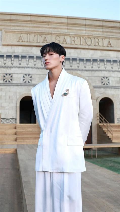 choi san trajes blancos modelos famosos traje  corbata