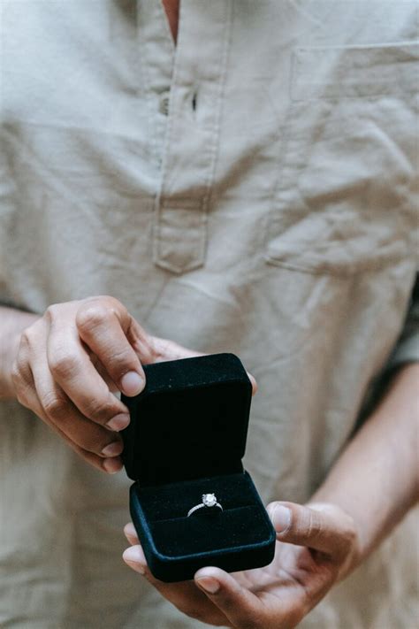 Quelle est la différence entre une bague et une alliance de fiançailles