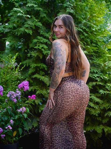 Abby Berner ♥︎ | New hat who dis😊 @fanfix come say hi:) link in bio