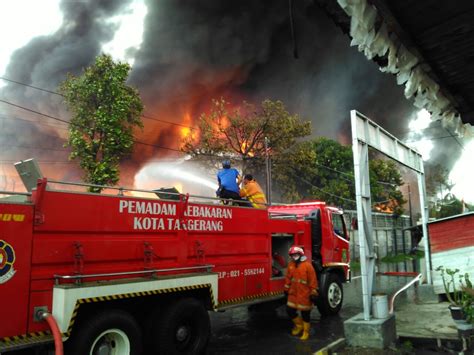 Kebakaran Disertai Ledakan Melanda Pabrik Tiner Di Tangerang 8 Damkar