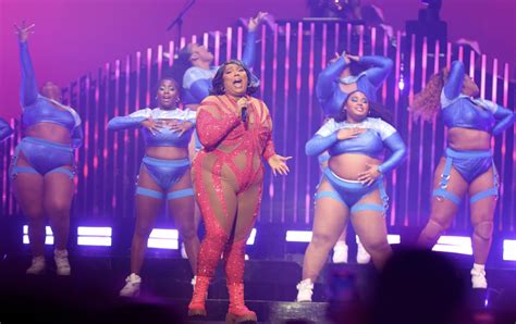 Lizzo Denunciata Per Molestie E Body Shaming Da Alcune Ballerine