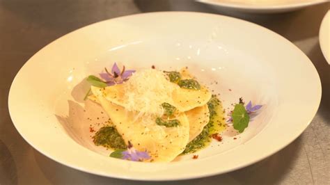 Ravioli mit Wildkräuter Ziegenkäse Füllung und Wildkräuterpesto