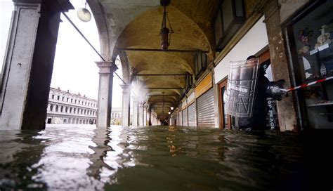 Venecia El Agua Alta No Da Tregua Y Alcanza Los Cent Metros En