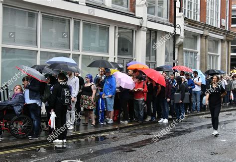 Jennifer Coolidge Fans Await Her Arrival Editorial Stock Photo Stock