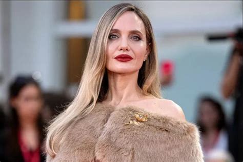 Angelina Jolie Pakai Perhiasan Asli Milik Legenda Penyanyi Opera