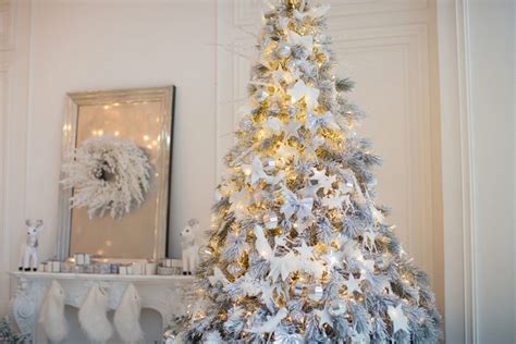 Modern Christmas Tree Decorating Ideas 2022