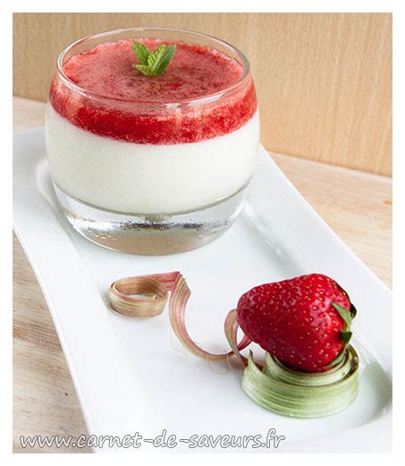 Crème de rhubarbe façon panna cotta et coulis de fraise Carnet de saveurs