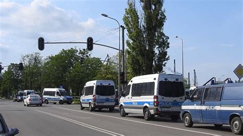 Długi sznur radiowozów policyjnych podczas zabezpieczenia manifestacji