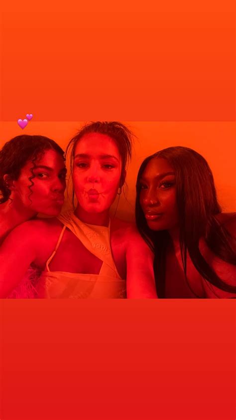 Photo Ad Le Exarchopoulos Prend Un Selfie Avec Aya Nakamura Et Tina