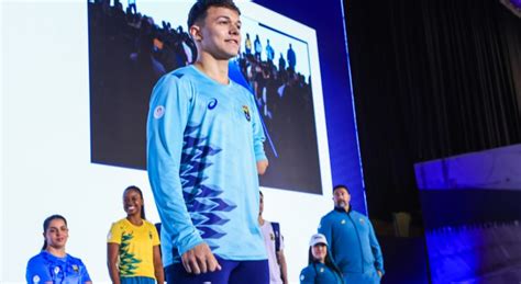 Delegação brasileira mostra uniformes para Jogos Paralímpicos de Paris