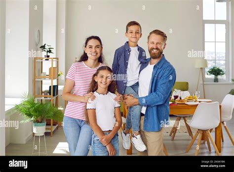 Retrato de feliz mamá papá hijo e hija de la familia en el comedor