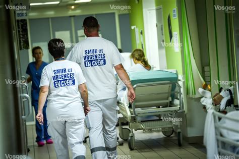 Edition Depinal Hôpital Les Urgences Font Lever Le Directeur En