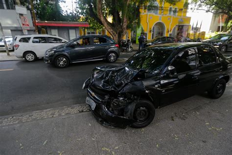 Jornal Correio Carros Batem De Frente No Corredor Da Vit Ria