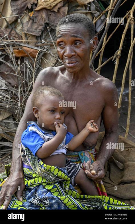 Baka pygmy woman hi-res stock photography and images - Alamy