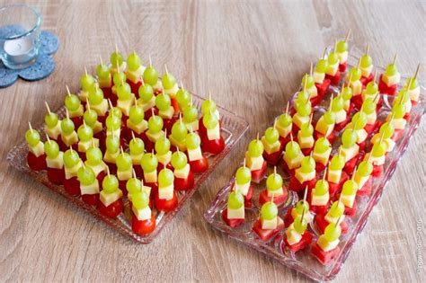 Fingerfood Mit Den Zutaten Tomaten Käse Melone Und Weintrauben Mit