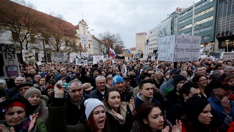 Słowacy żądają przyspieszonych wyborów Na ulicach protestuje ponad 65