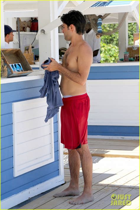 Photo Adrian Grenier Goes Shirtless In Miami 27 Photo 3375747 Just