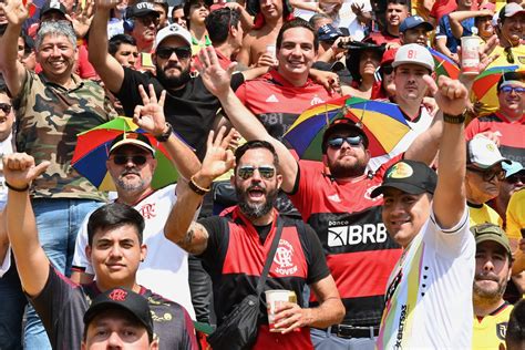 Landim E Dirigentes Do Flamengo Fazem 22 Com As Mãos Em Campo Em