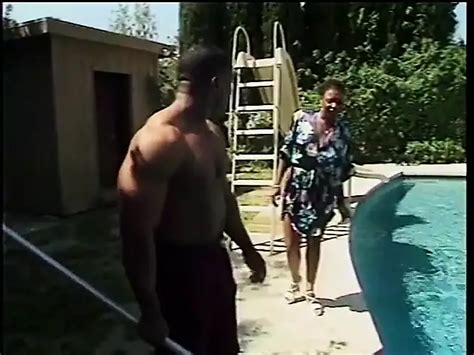 Una Milf Nera Arrapata Si Inginocchia E Succhia Il Ragazzo Della Piscina Poi Scopa XHamster
