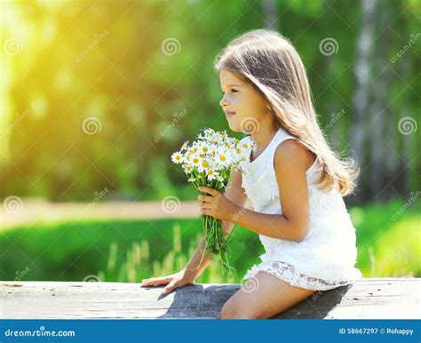 O Retrato Da Menina Bonito O Ramalhete Das Camomilas Floresce